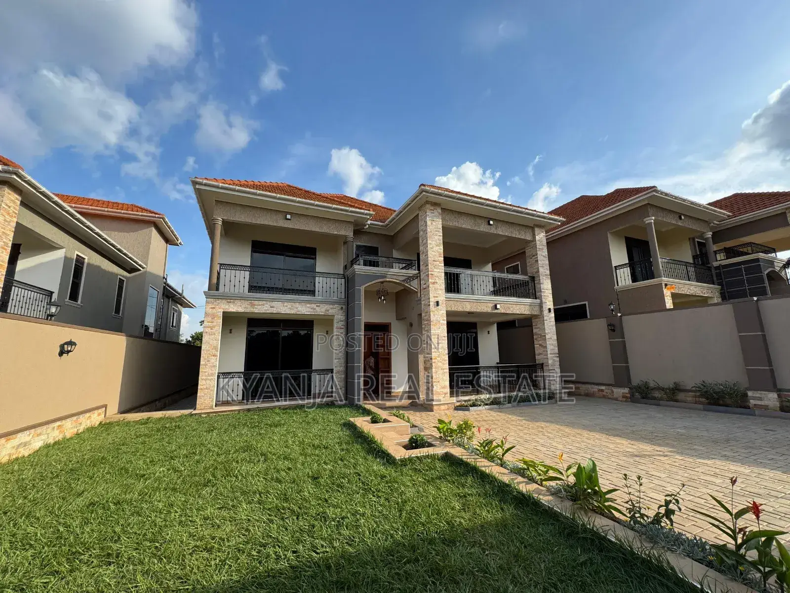 6bdrm Duplex in Kyanja Estates, Kawempe for sale in Kawempe