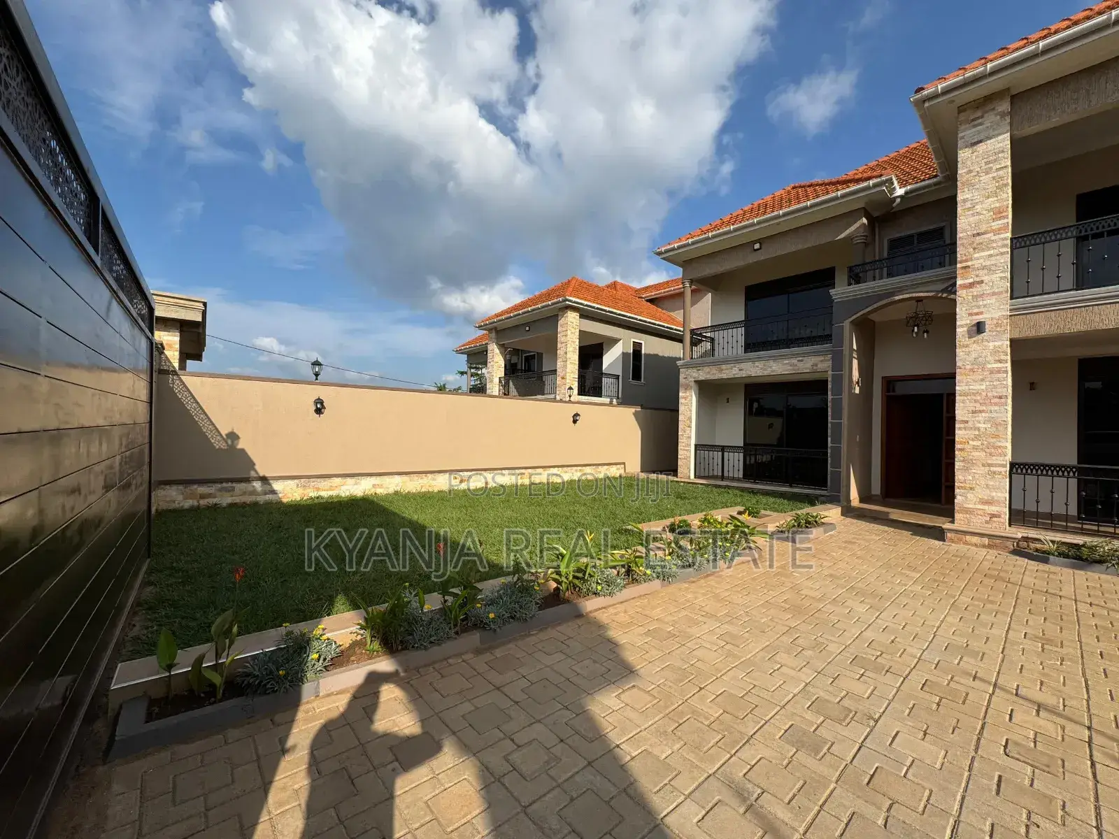 6bdrm Duplex in Kyanja Estates, Kawempe for sale in Kawempe