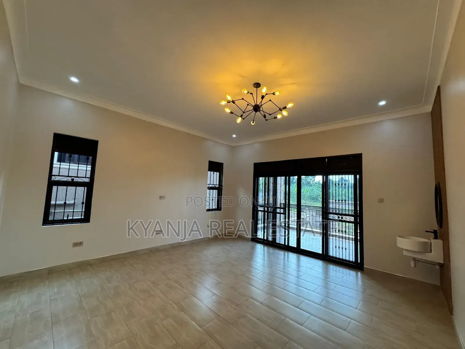6bdrm Duplex in Kyanja Estates, Kawempe for sale in Kawempe