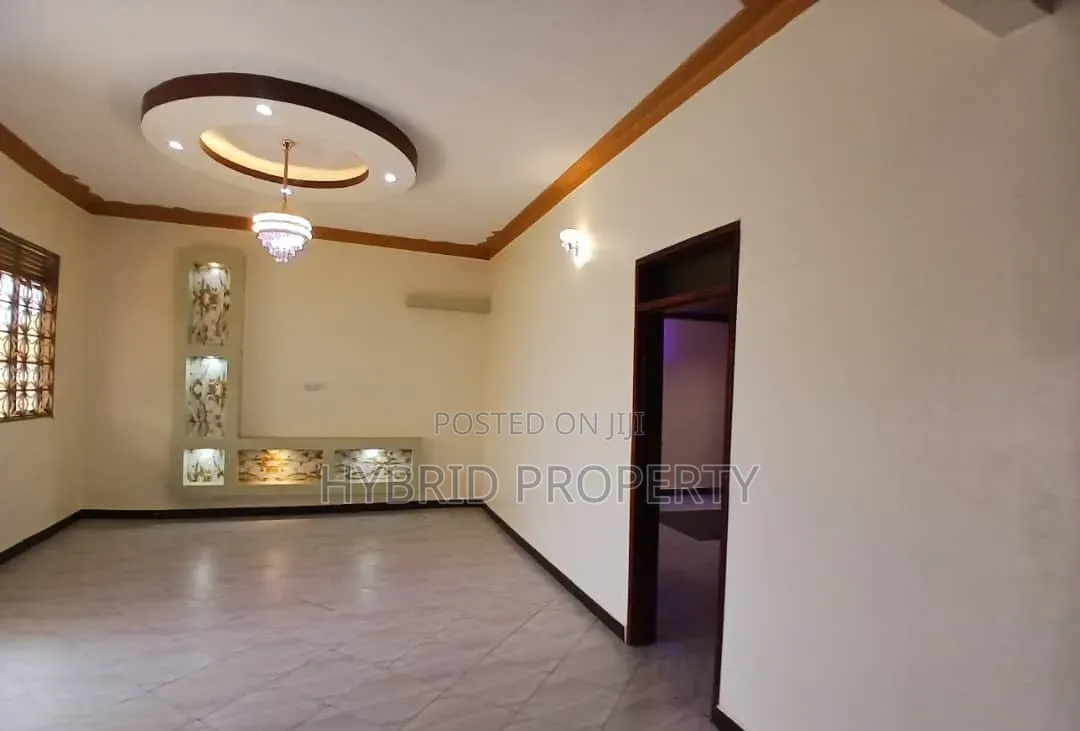 7bdrm Apartment in Wakiso Town Along for sale in Wakiso / Wakiso