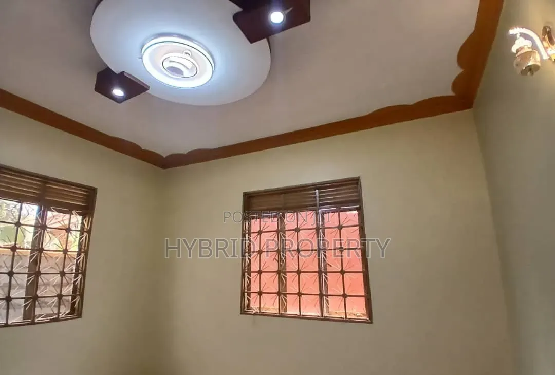 7bdrm Apartment in Wakiso Town Along for sale in Wakiso / Wakiso