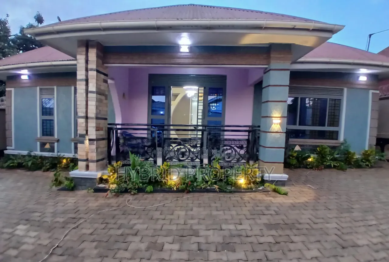 4bdrm House in Nansana Along Hoima for sale in Wakiso / Wakiso