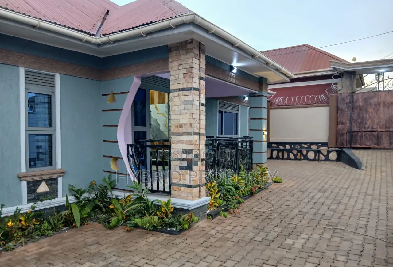 4bdrm House in Nansana Along Hoima for sale in Wakiso / Wakiso