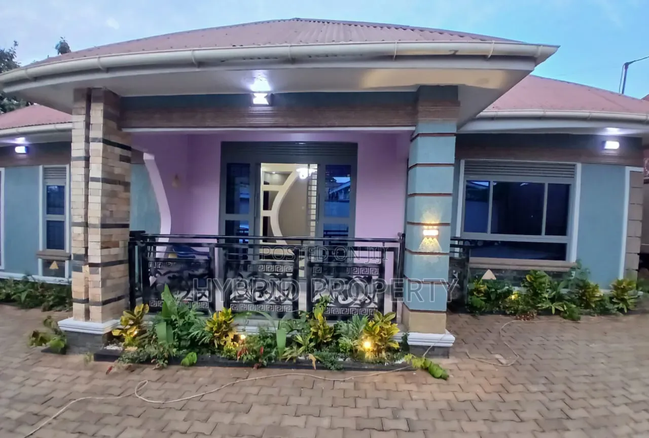 4bdrm House in Nansana Along Hoima for sale in Wakiso / Wakiso