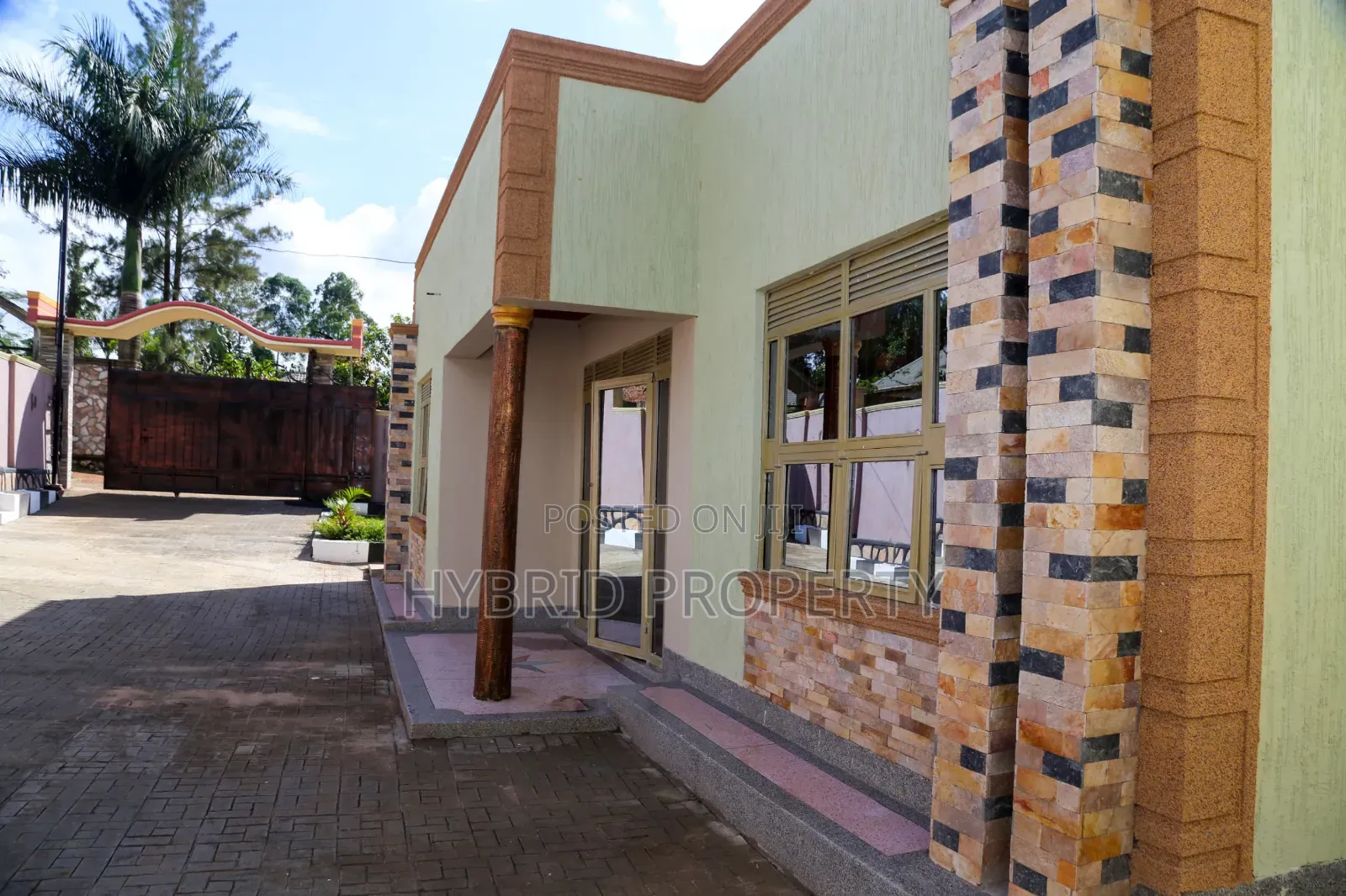 4bdrm Penthouse in Senge~Wakiso Along for sale in Wakiso / Wakiso