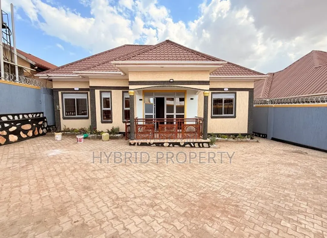 4bdrm House in Nansana Along Hoima for sale in Wakiso / Wakiso