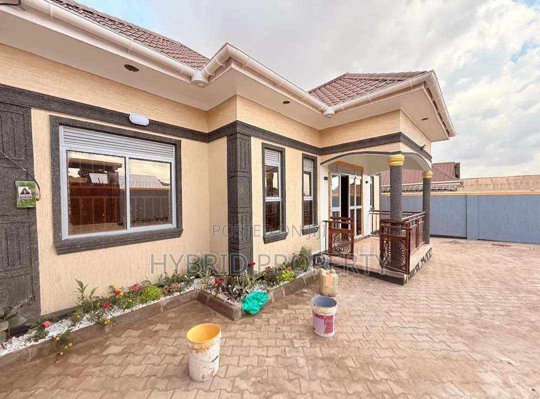 4bdrm House in Nansana Along Hoima for sale in Wakiso / Wakiso