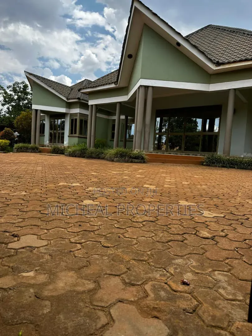 5bdrm House in Matuga Bombo Rd 280M, Kawempe for sale in Kawempe