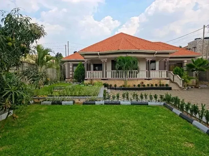 4bdrm Bungalow in Lweza, Central Division for rent in Central Division