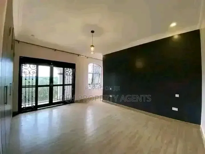 4bdrm Duplex in Lweza Entebbe Road, Central Division for rent in Central Division