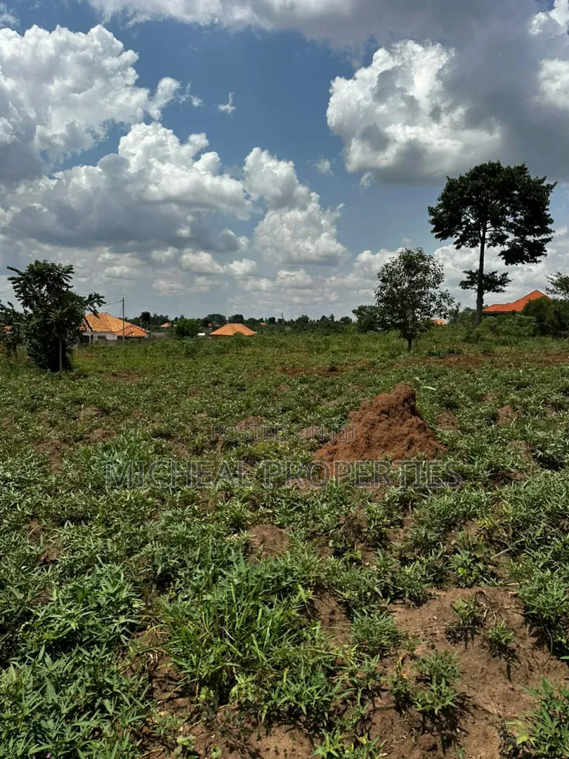 Plot for Sell Gayaza Kiwenda at 22m With Land Titles in Wakiso / Wakiso