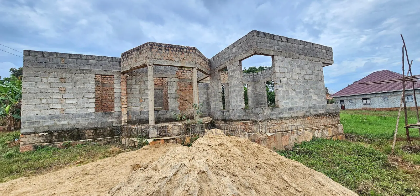 Urgent Sale – 5-Bedroom Shell House, Wamala Ziru in Division A