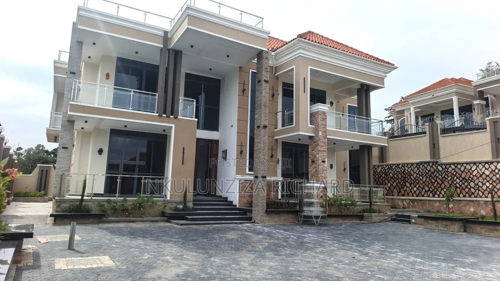 6bdrm Mansion in Kira Town for sale in Kira