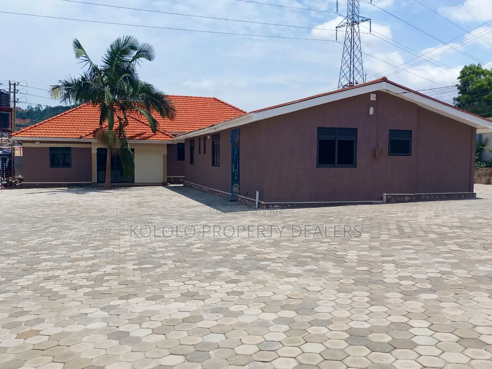 3bdrm Bungalow in Kyambogo, Central Division for sale in Central Division