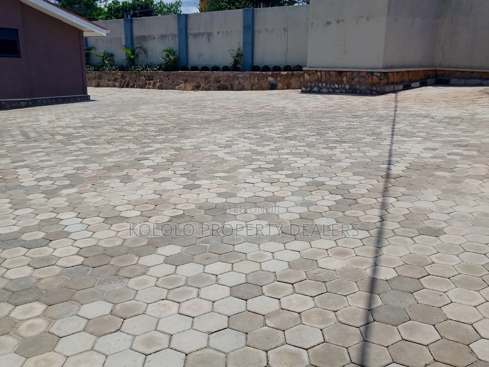 3bdrm Bungalow in Kyambogo, Central Division for sale in Central Division