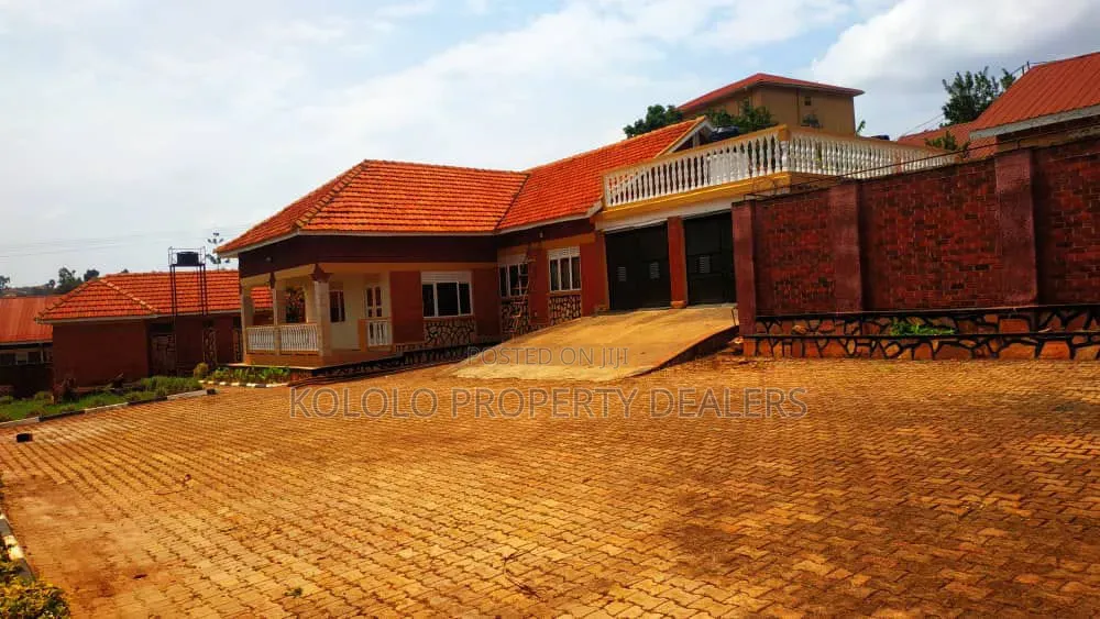 4bdrm Bungalow in Mbuya, Central Division for sale in Central Division