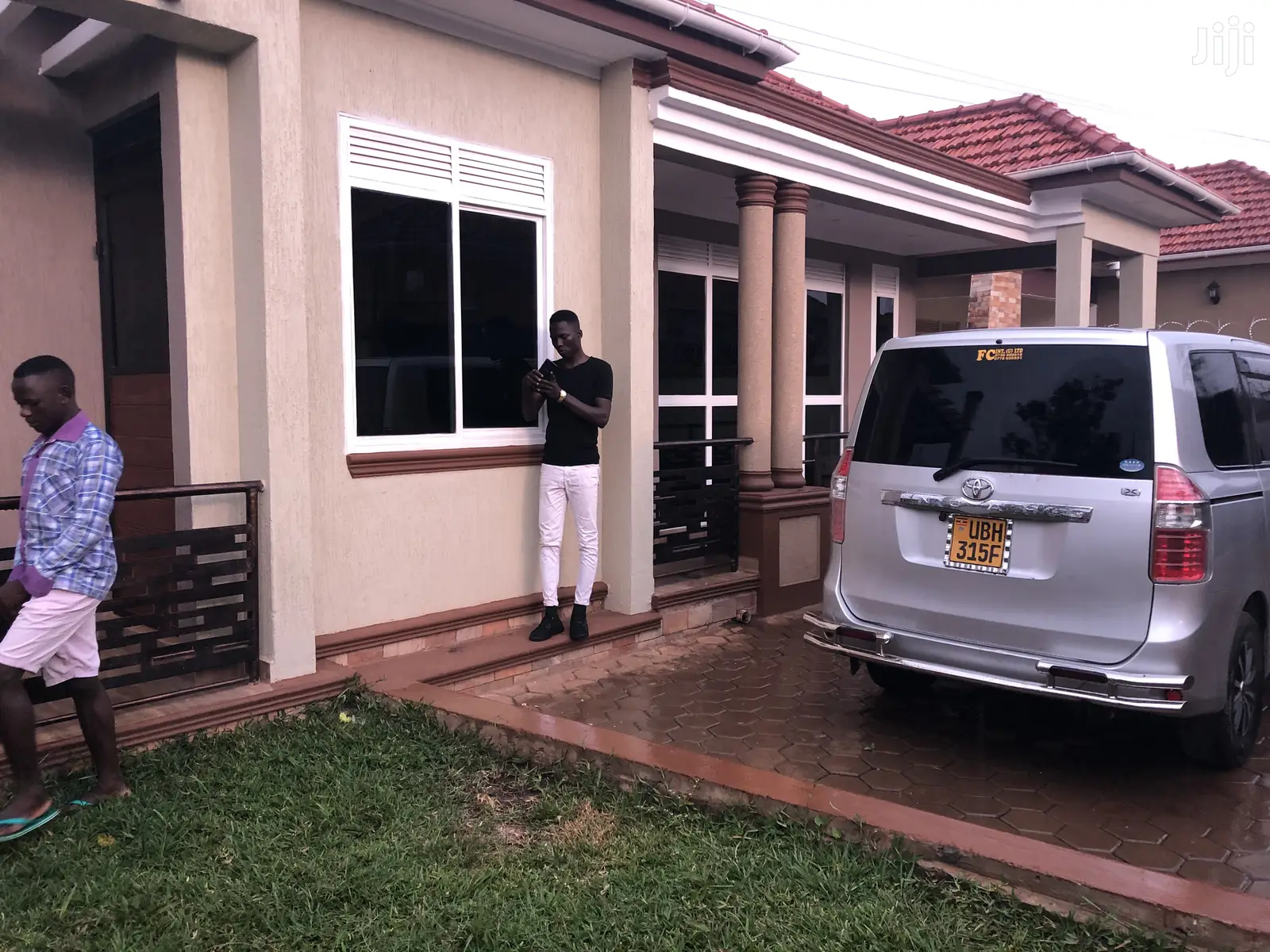 Kira Posh House in Tarmacked Neighborhood on Sale in Kampala