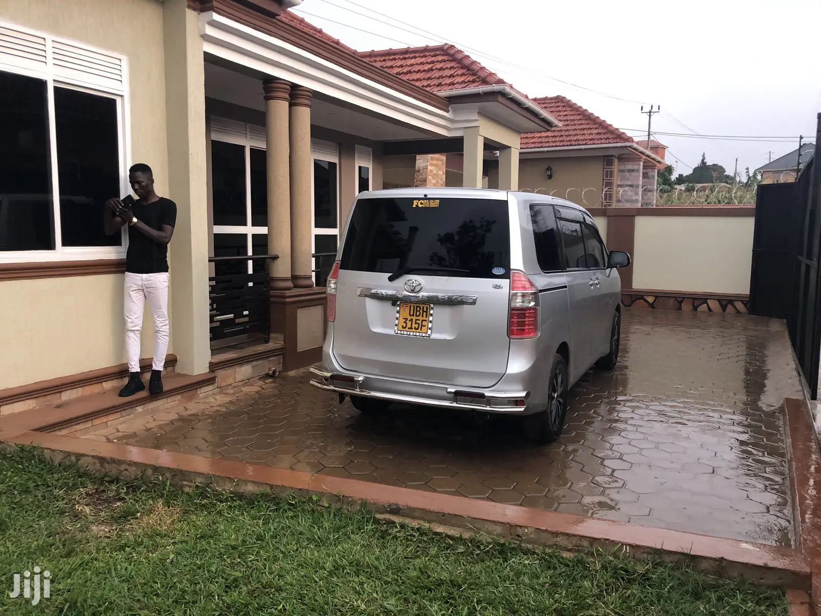 Kira Posh House in Tarmacked Neighborhood on Sale in Kampala
