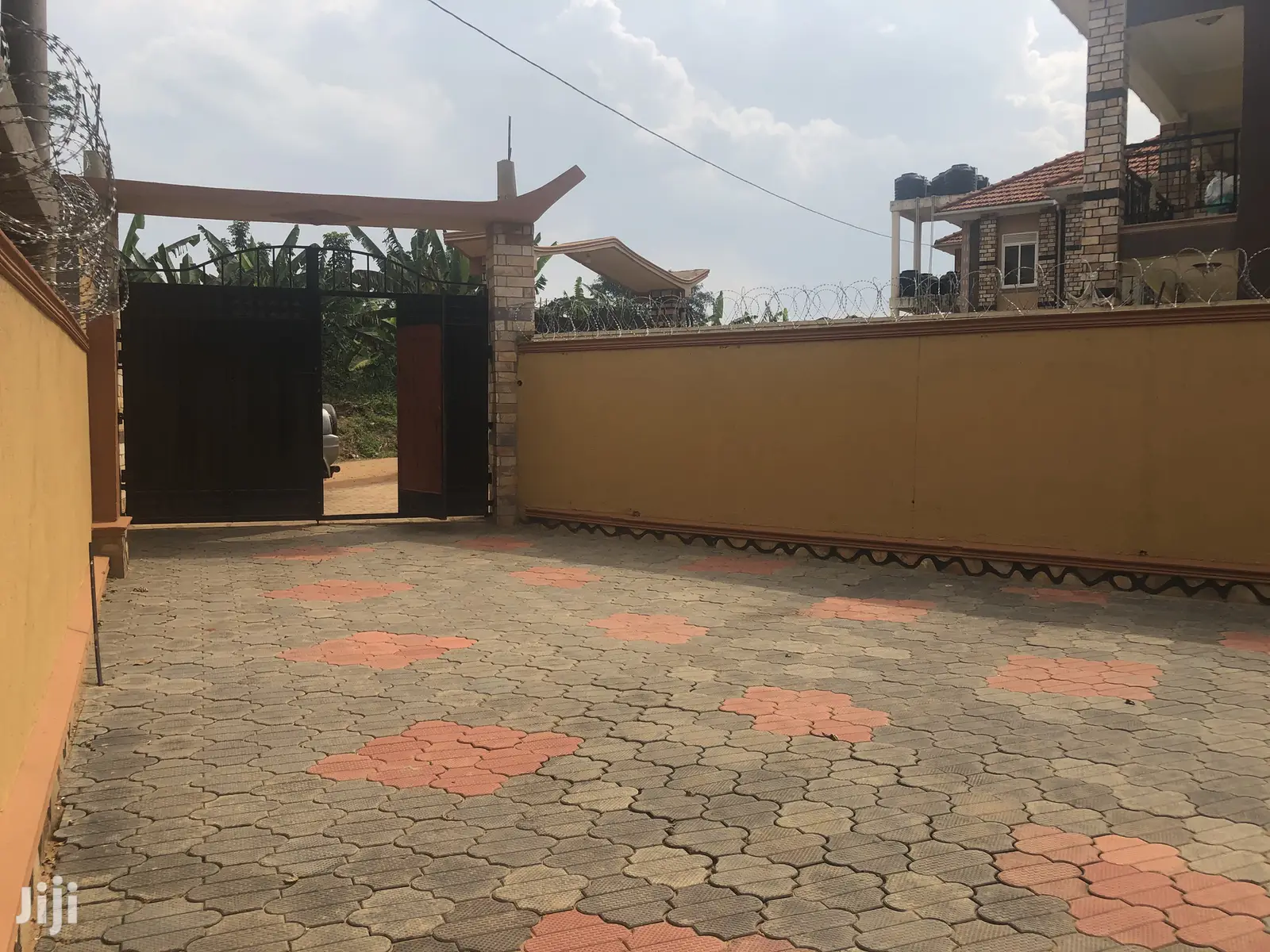 Kiira Five Bedrooms Mansion On Sell in Kampala