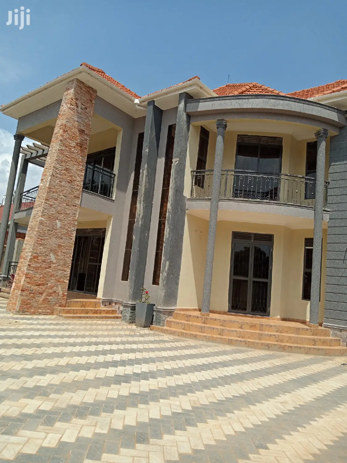 Naalya Mansion With Six Bedrooms on Sell in Kampala