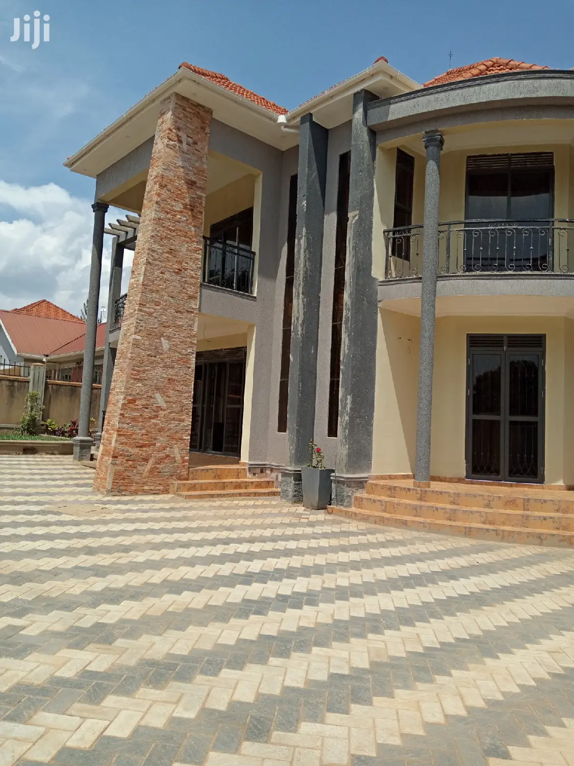 Naalya Mansion With Six Bedrooms on Sell in Kampala
