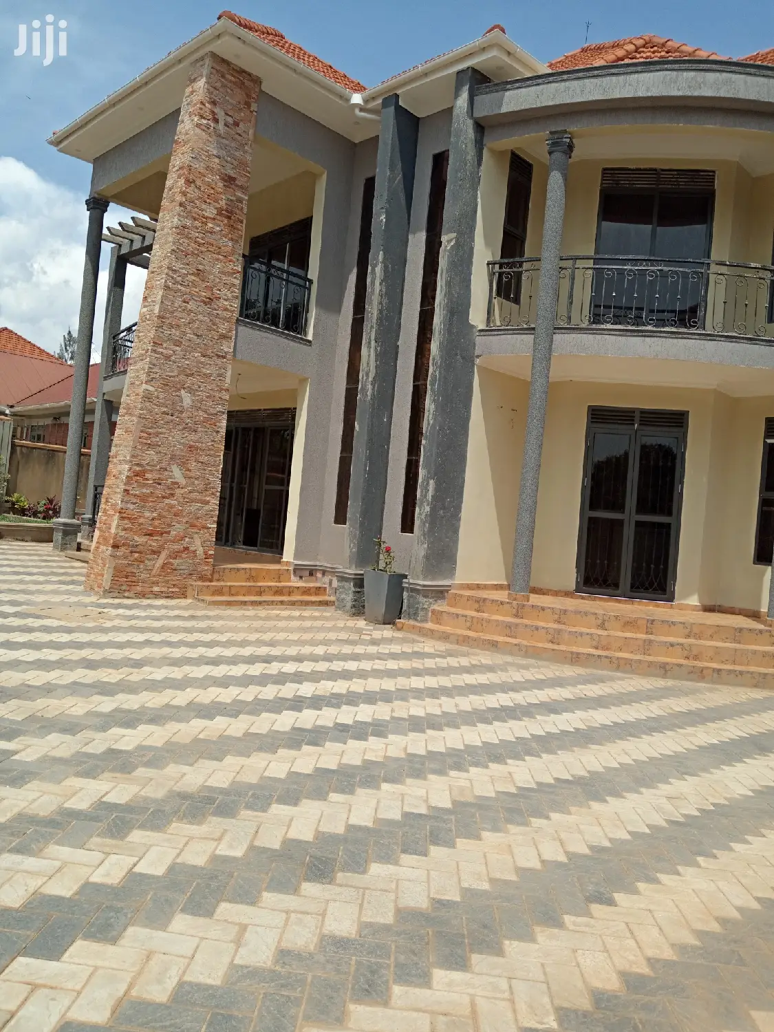 Naalya Mansion With Six Bedrooms on Sell in Kampala