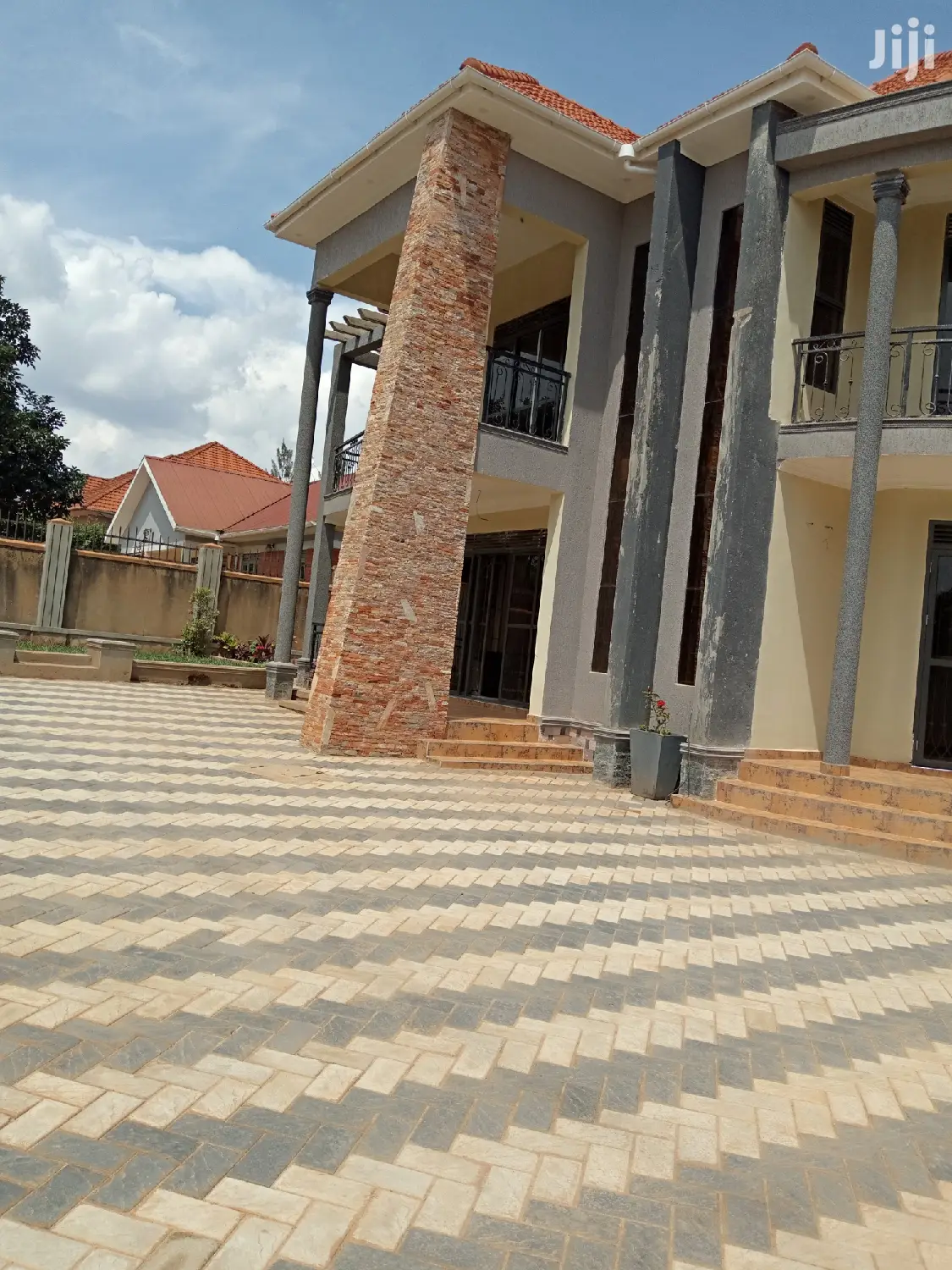 Naalya Mansion With Six Bedrooms on Sell in Kampala