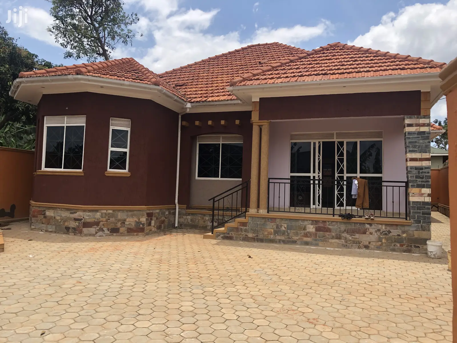 Kira Hot New Bungalow In Tarmacked Neighborhood On Sell in Kampala