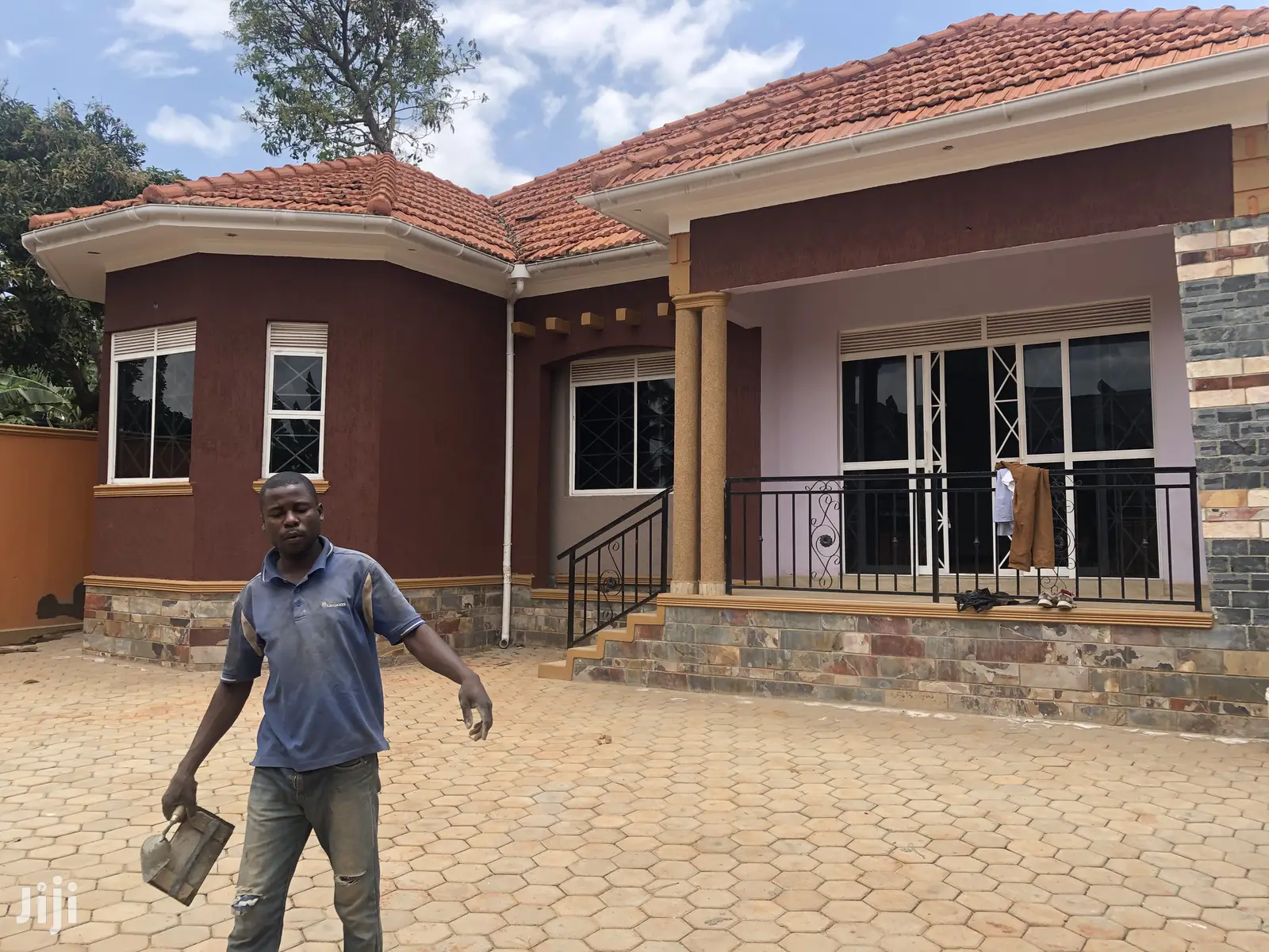 Kira Hot New Bungalow In Tarmacked Neighborhood On Sell in Kampala