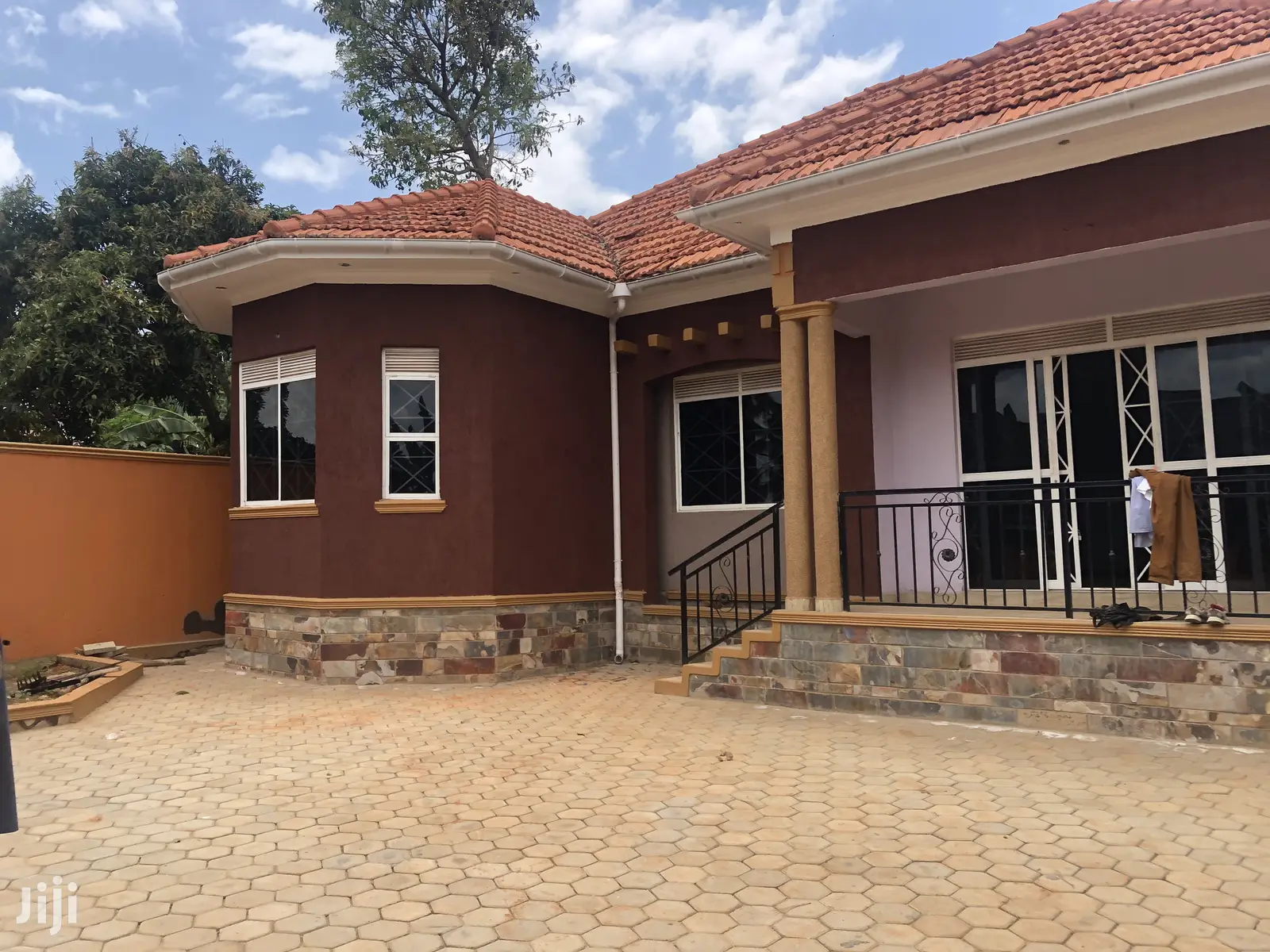 Kira Hot New Bungalow In Tarmacked Neighborhood On Sell in Kampala