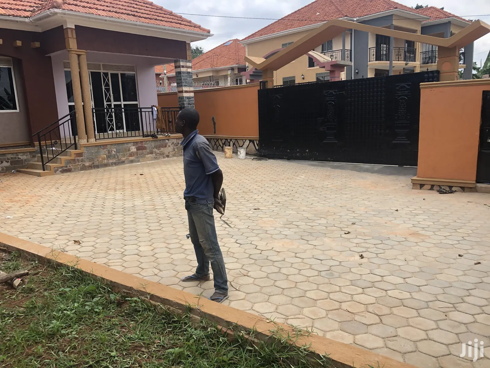 Kira Hot New Bungalow In Tarmacked Neighborhood On Sell in Kampala
