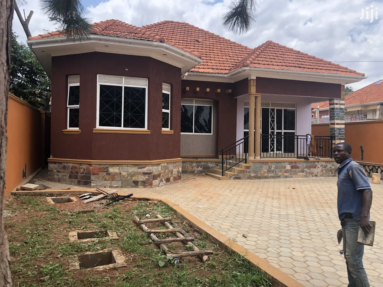 Kira Hot New Bungalow In Tarmacked Neighborhood On Sell in Kampala