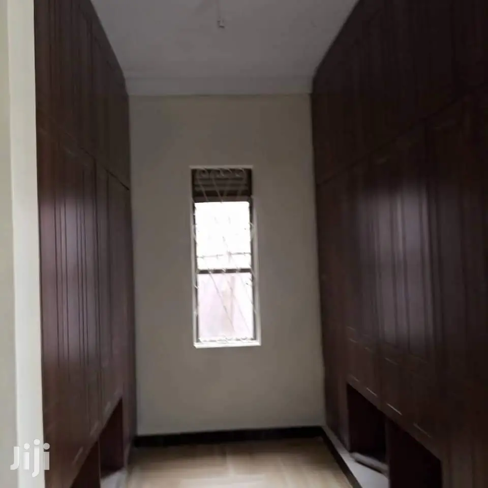7 Bedroom Mansion In Kiwatule For Sale in Kampala
