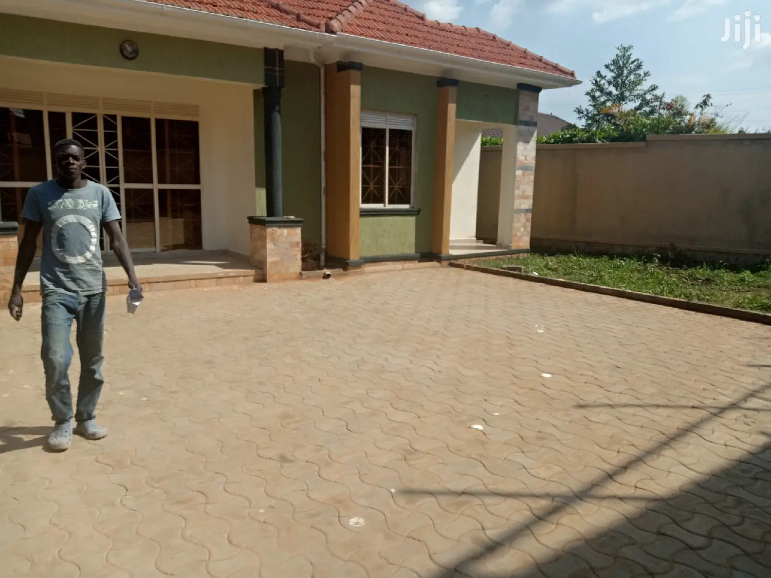 Kira Posh House in Tarmacked Neighborhood on Sell in Kampala