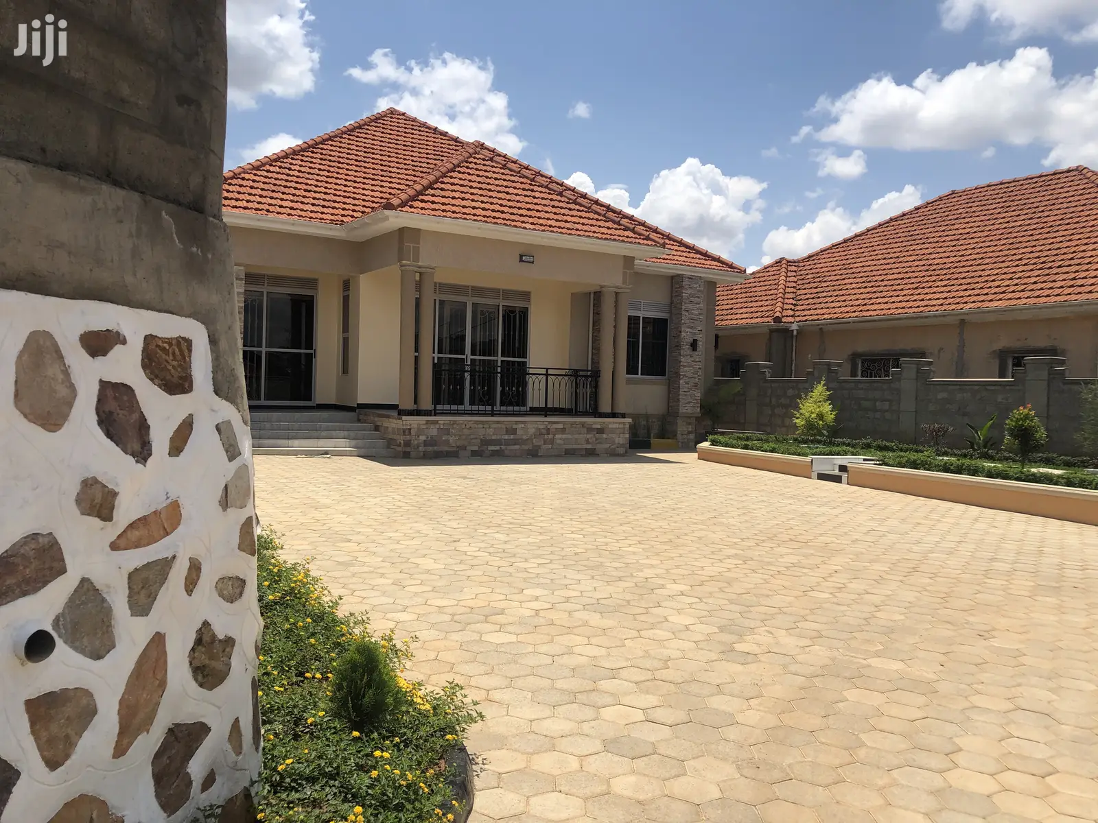 Furnished 4bdrm Bungalow in Kira for Sale in Kira