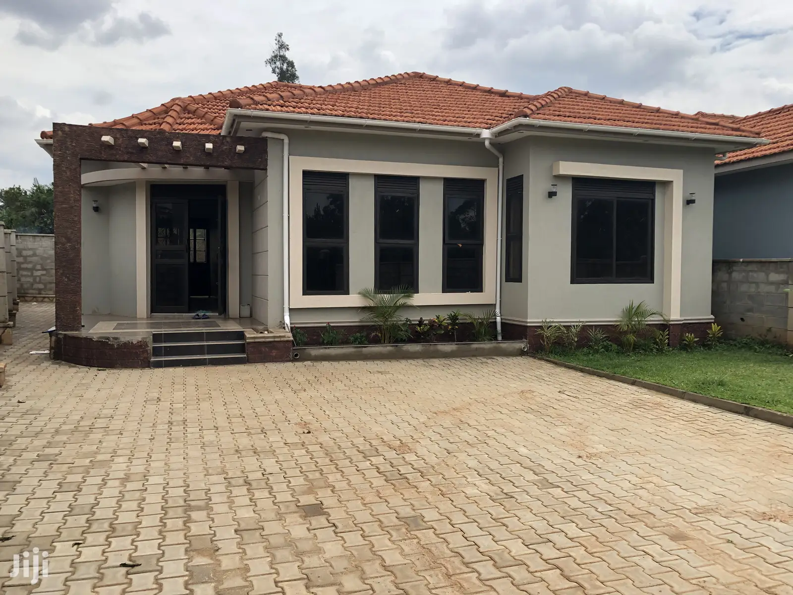 Kiira Mamerito Road Classy House on Sell in Kampala