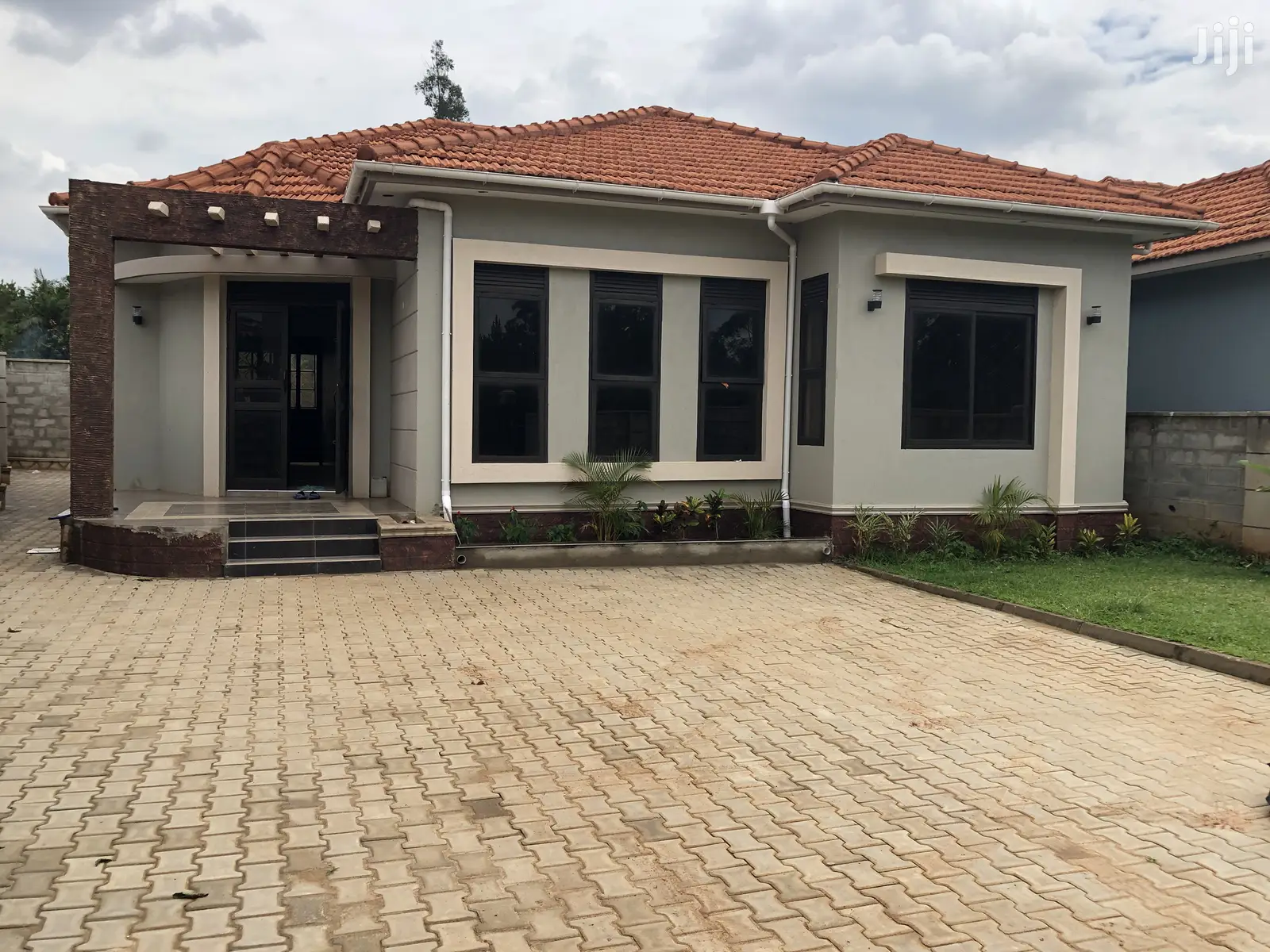 Kiira Mamerito Road Classy House on Sell in Kampala