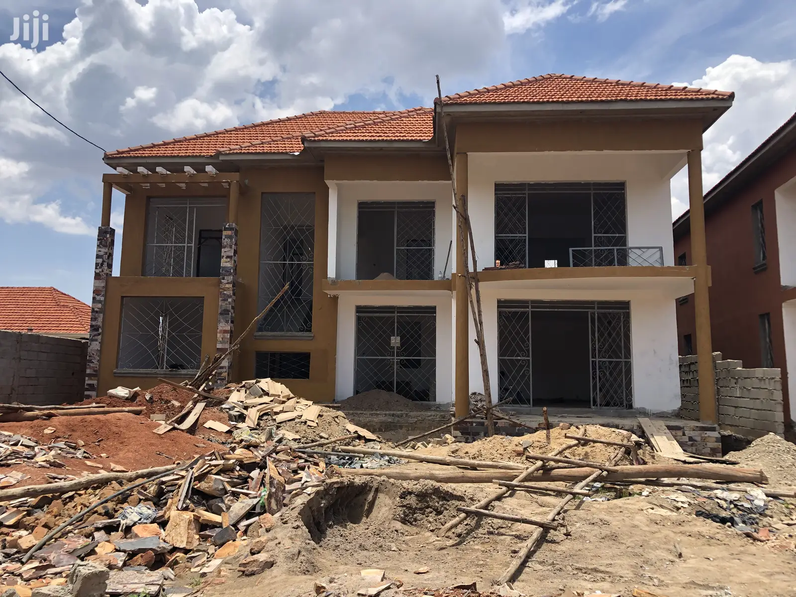 Kiira Luxurious Mansion Soon Complete on Sell in Kampala