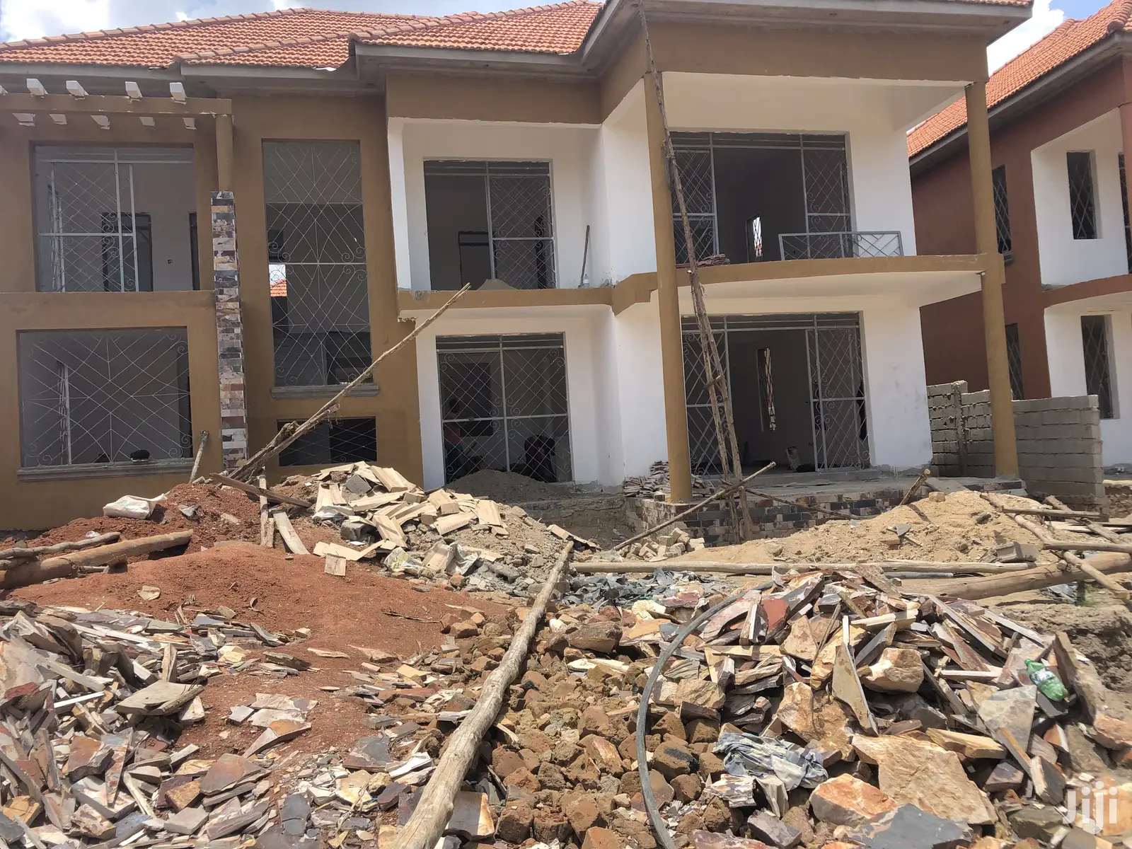 Kiira Luxurious Mansion Soon Complete on Sell in Kampala