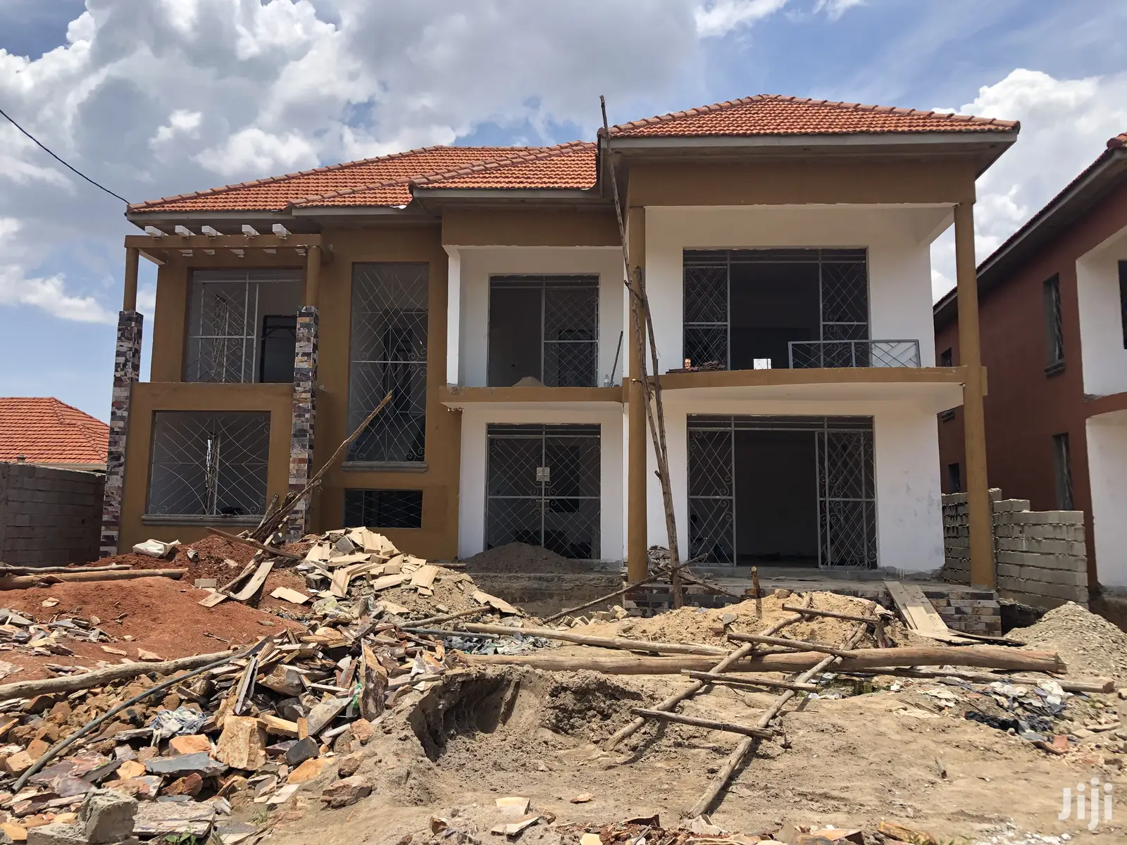 Kiira Luxurious Mansion Soon Complete on Sell in Kampala