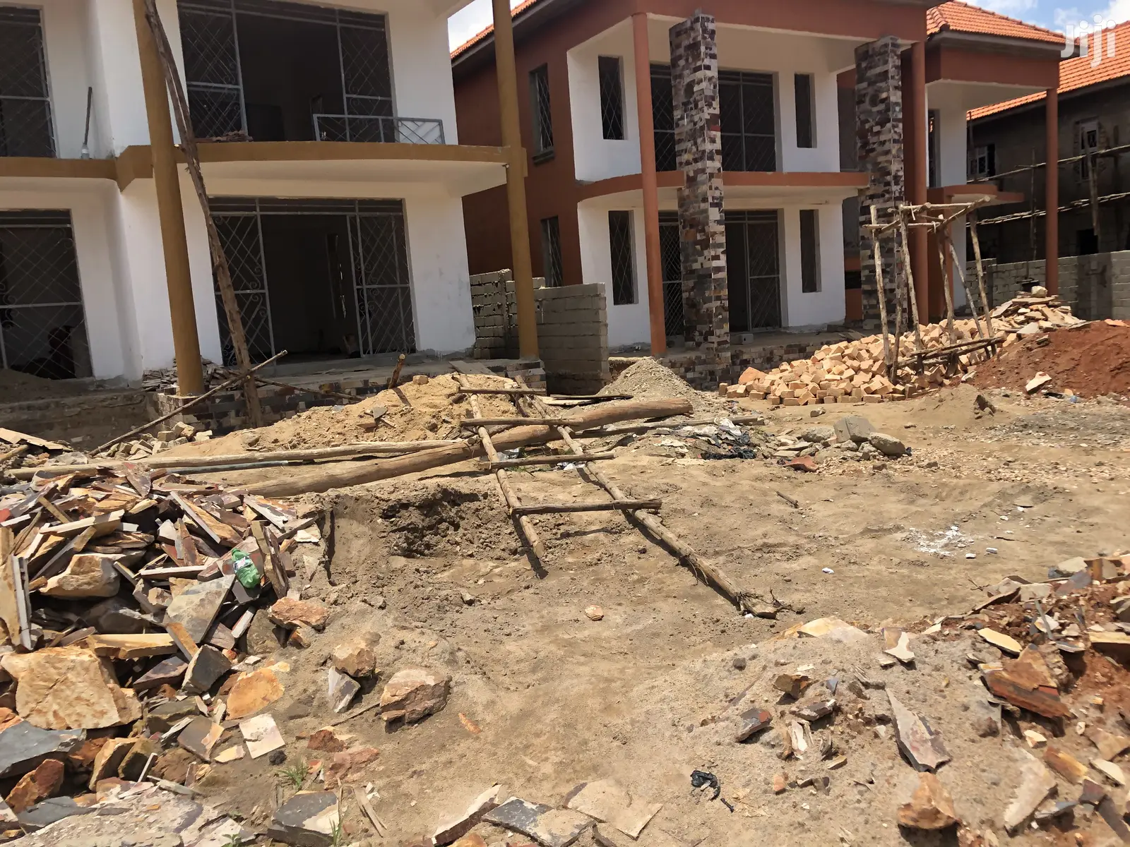 Kiira Luxurious Mansion Soon Complete on Sell in Kampala