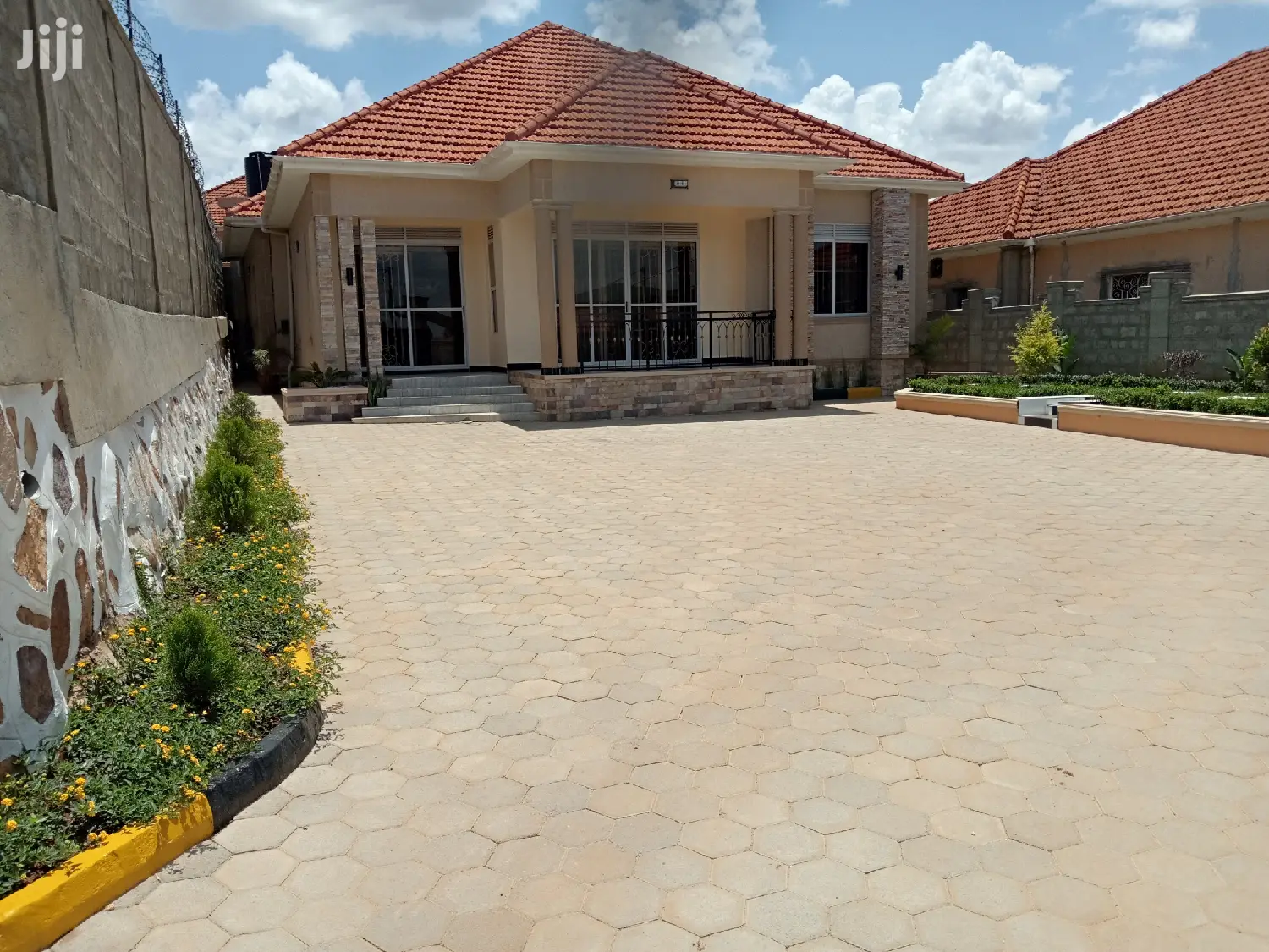 Hot Beauty in Kira Tarmacked Close on Sell in Kampala