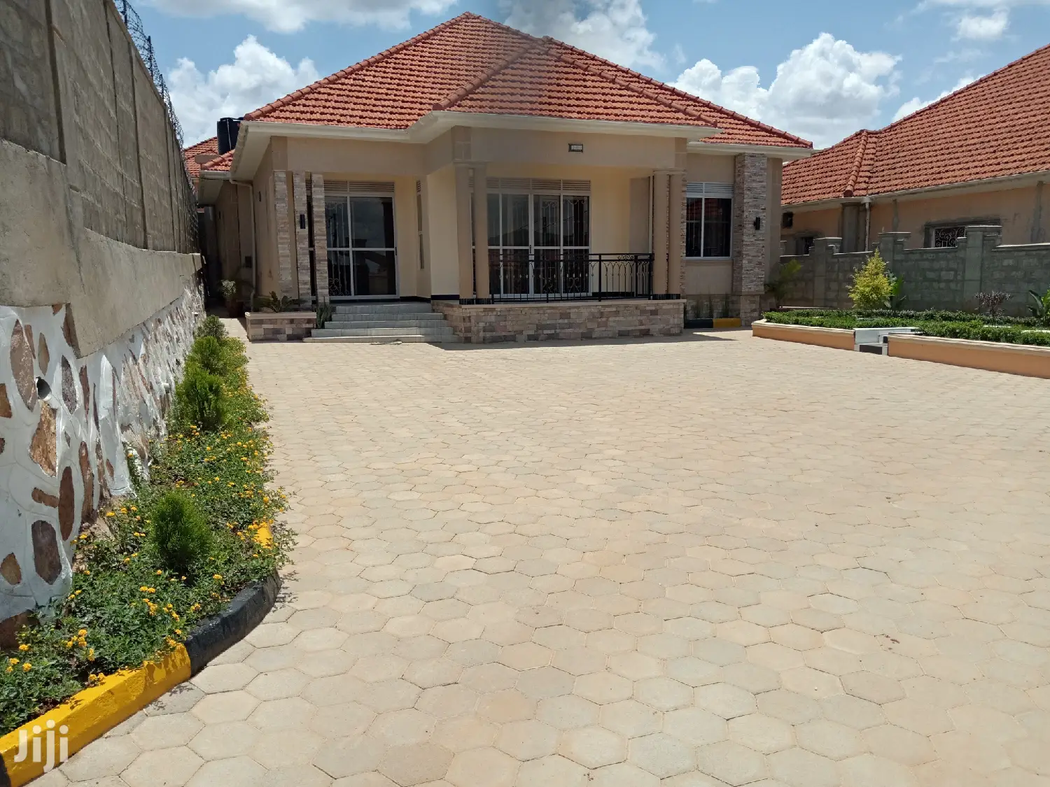 Hot Beauty in Kira Tarmacked Close on Sell in Kampala