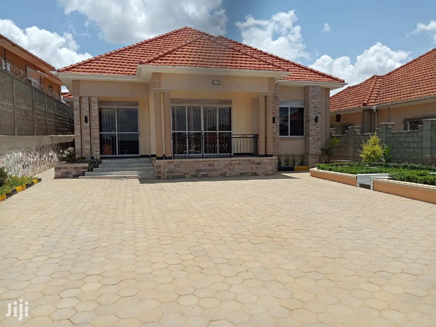 Hot Beauty in Kira Tarmacked Close on Sell in Kampala