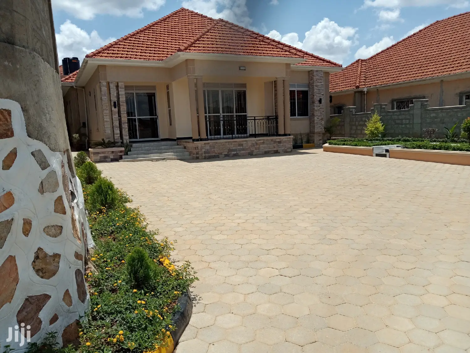 Hot Beauty in Kira Tarmacked Close on Sell in Kampala
