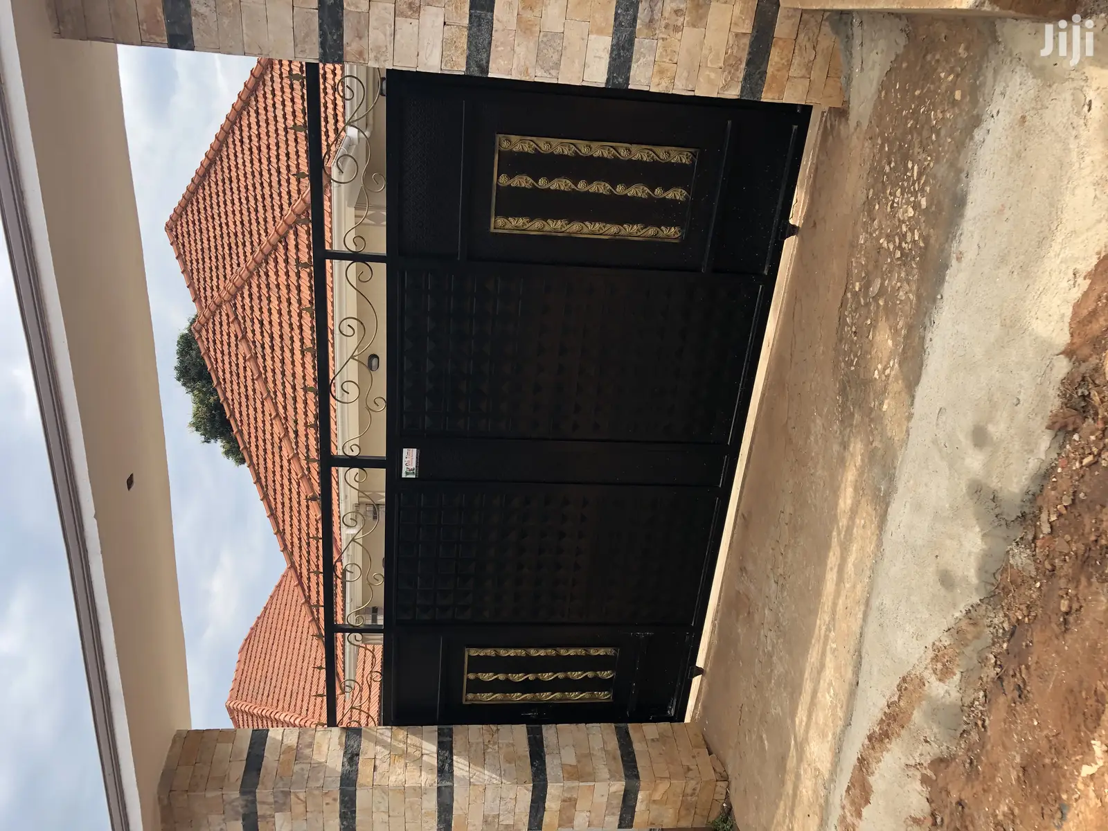 Kiira Classy House in Tarmacked Neighborhood on Sell in Kampala