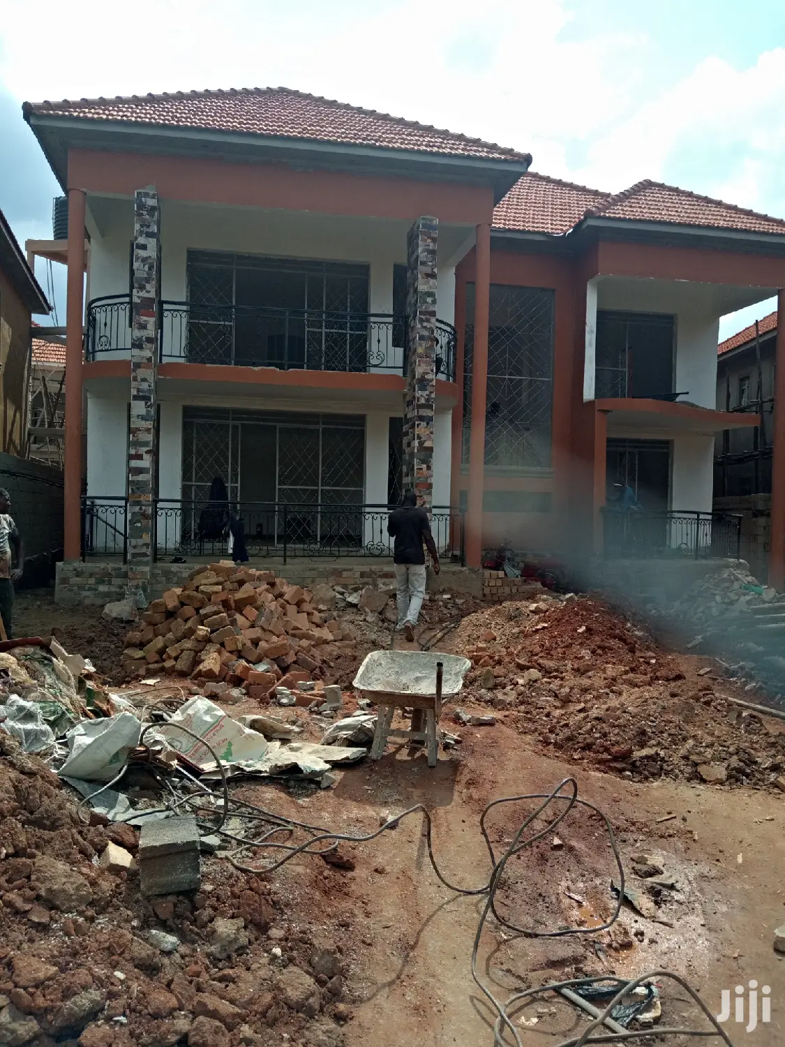 Kiira Six Bedrooms Palatial House On Sell in Kampala