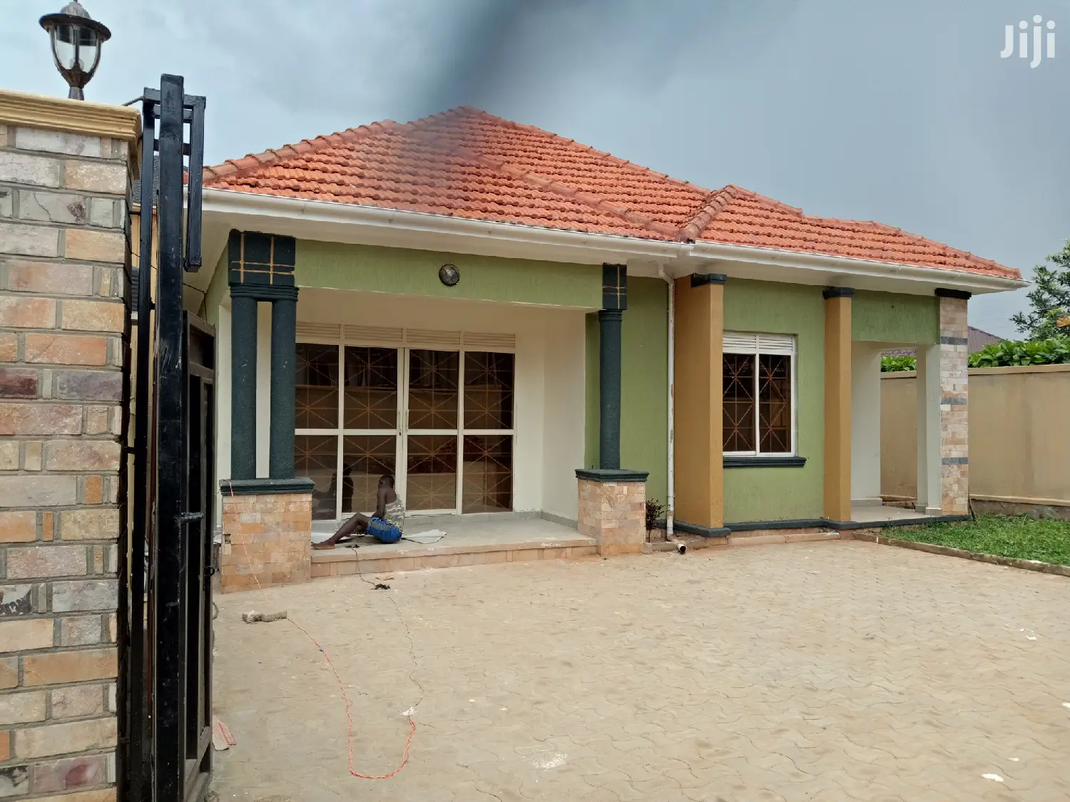 Kiira Posh Bungaloo in Tarmacked Neighborhood for Sell in Kampala
