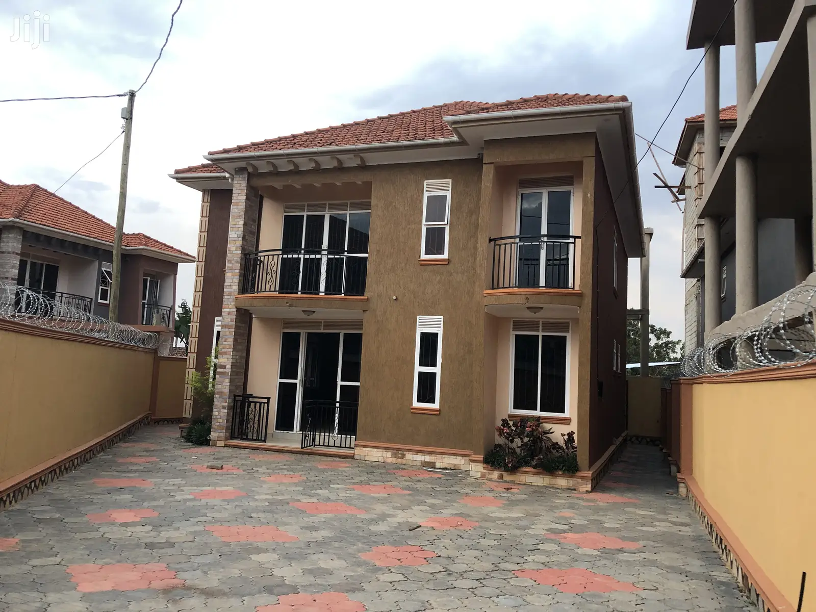 Kiiira Mansion Of 6 Bedrooms On Sell in Kampala