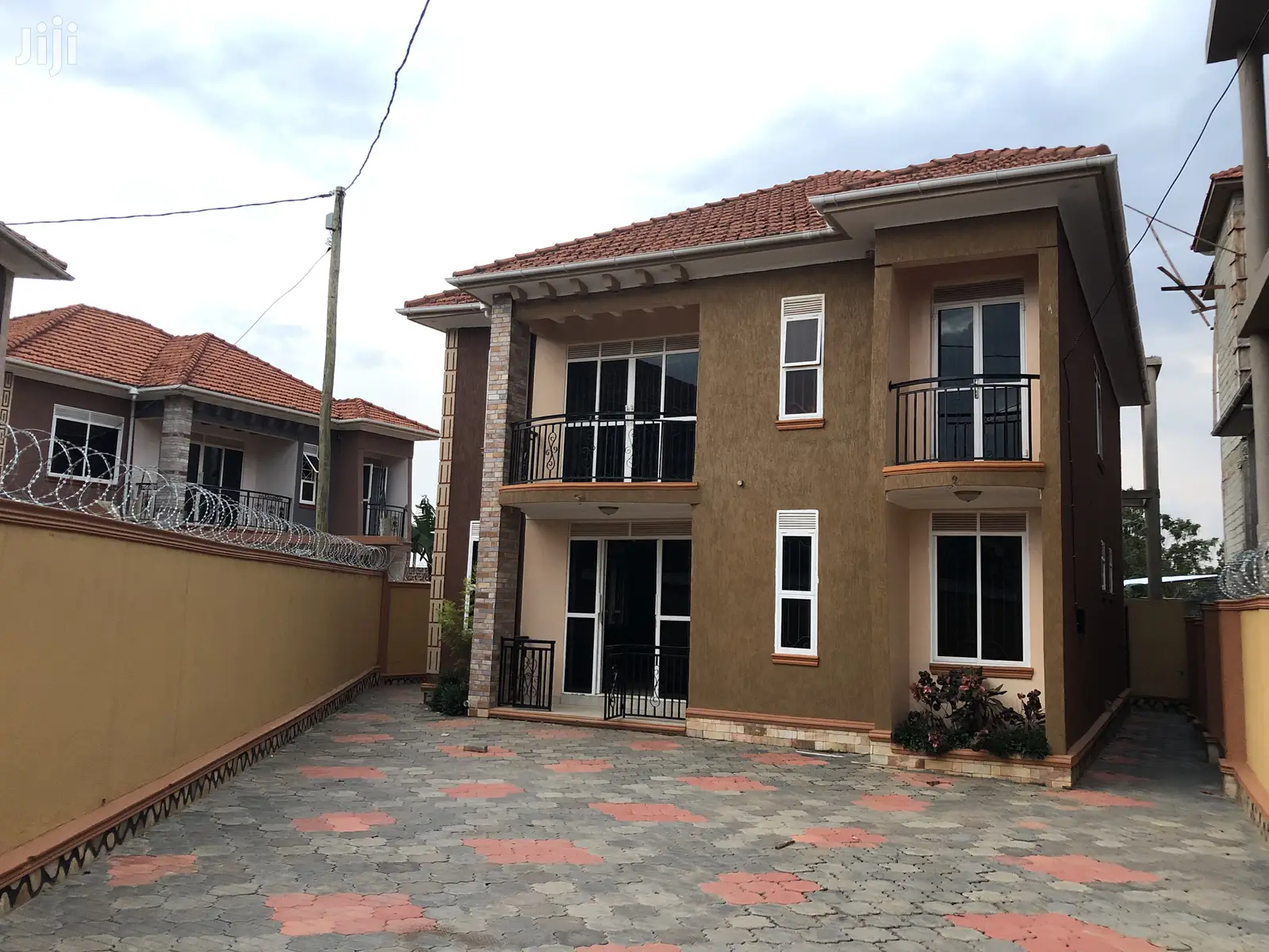 Kiiira Mansion Of 6 Bedrooms On Sell in Kampala